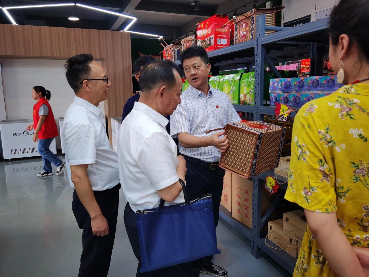 市人大羅早林主任陪同農(nóng)業(yè)農(nóng)村部鄉(xiāng)村振興專家一行到邵陽紅出貨倉-天香生物產(chǎn)業(yè)園考察指導(dǎo)