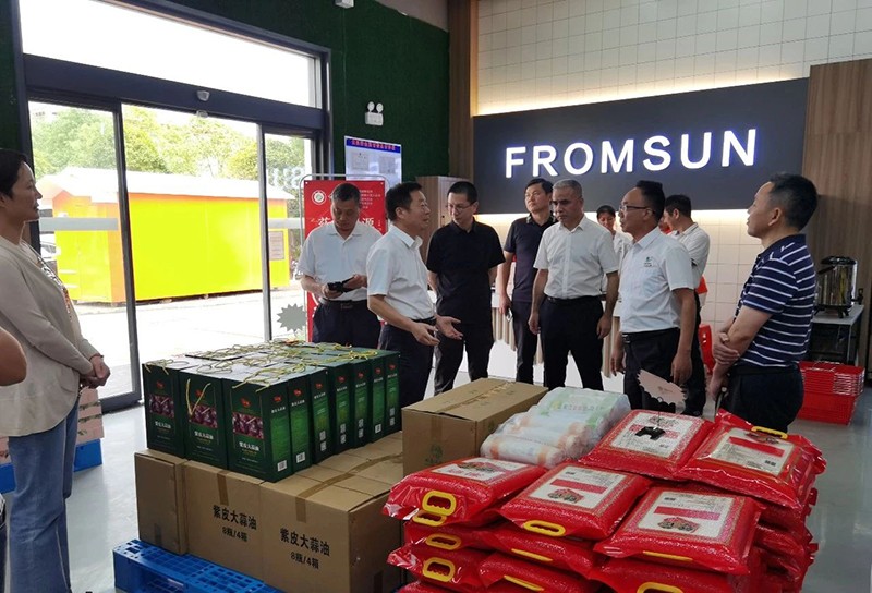 省政協(xié)農(nóng)業(yè)農(nóng)村委領(lǐng)導(dǎo)與邵陽(yáng)市政協(xié)相關(guān)領(lǐng)導(dǎo)走訪邵陽(yáng)紅出貨倉(cāng)天香生物產(chǎn)業(yè)園