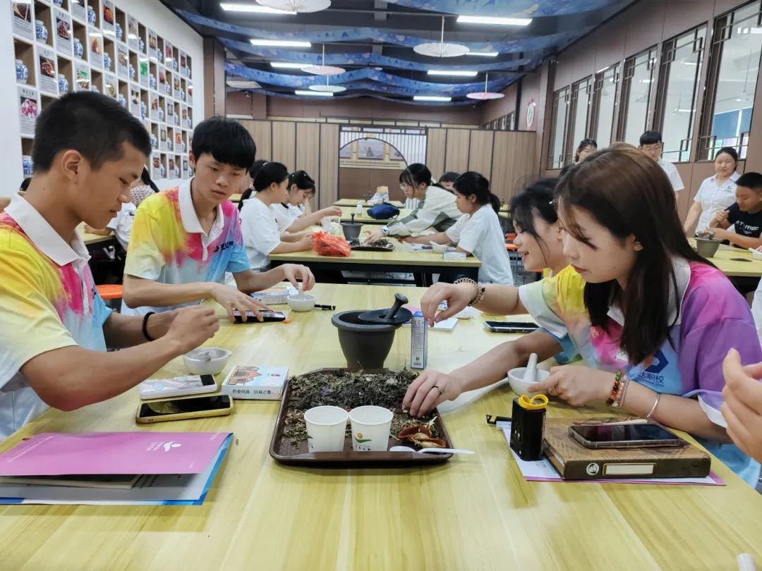 湖南九味中醫(yī)藥研學(xué)實(shí)踐教育基地迎來(lái)了一場(chǎng)別開(kāi)生面的研學(xué)實(shí)踐活動(dòng)