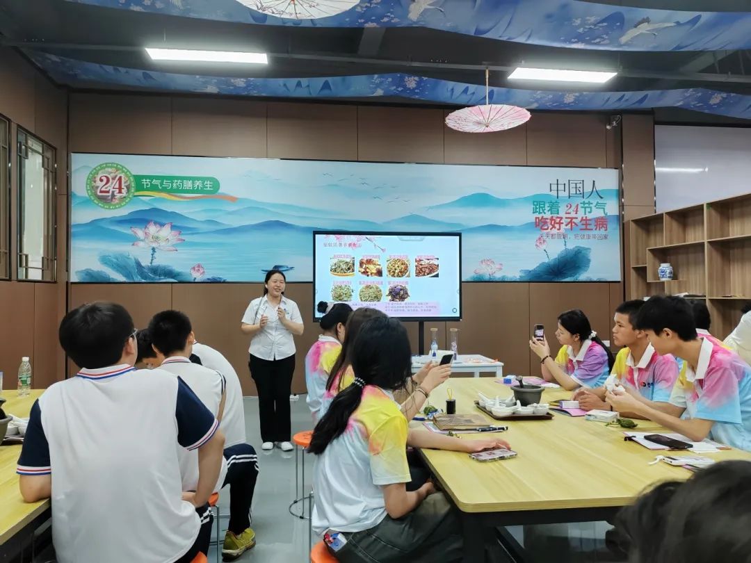 湖南九味中醫(yī)藥研學(xué)實(shí)踐教育基地迎來(lái)了一場(chǎng)別開(kāi)生面的研學(xué)實(shí)踐活動(dòng)